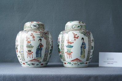 Une paire de pots couverts en porcelaine de Chine famille verte, Kangxi