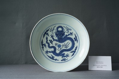 Een Chinese blauw-witte 'draken' schotel, Qianlong