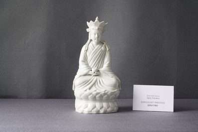 Une figure de Doumu en porcelaine blanc de Chine, marque en creux, 19/20&egrave;me