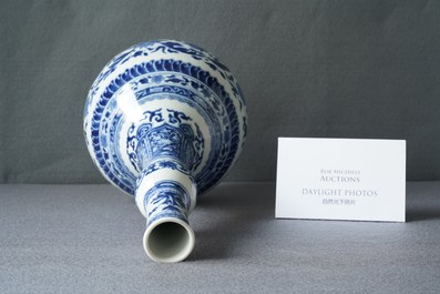 Un vase de forme bouteille en porcelaine de Chine en bleu et blanc de style Transition, Kangxi