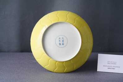 Un plat en forme de lotus en porcelaine de Chine en jaune monochrome, R&eacute;publique