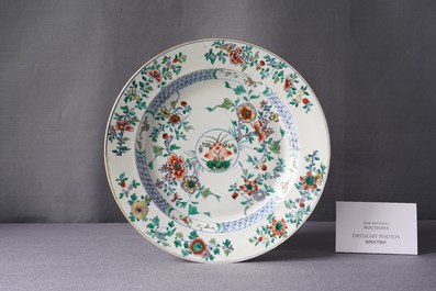 Un plat en porcelaine de Chine doucai, Kangxi