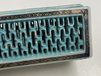 A Chinese famille rose 'erotical subject' cricket box, 1st half 19th C.