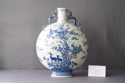 Een grote Chinese blauw-witte 'moonflask' vaas met herten, Qianlong merk en periode