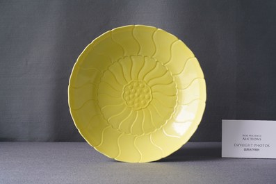 Un plat en forme de lotus en porcelaine de Chine en jaune monochrome, R&eacute;publique