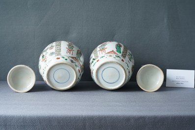 Une paire de pots couverts en porcelaine de Chine famille verte, Kangxi