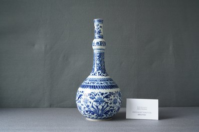 Un vase de forme bouteille en porcelaine de Chine en bleu et blanc de style Transition, Kangxi