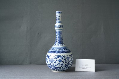 Een Chinese blauw-witte flesvormige vaas in Transitie-stijl, Kangxi