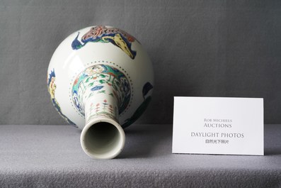 Un grand vase de forme bouteille en porcelaine de Chine famille verte &agrave; d&eacute;cor d'animaux mythiques, Kangxi