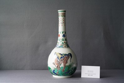Un grand vase de forme bouteille en porcelaine de Chine famille verte &agrave; d&eacute;cor d'animaux mythiques, Kangxi