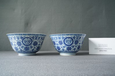 Een paar Chinese blauw-witte 'wan shou wu jiang' kommen, Qianlong merk en periode