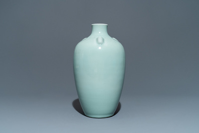 Een Chinese monochrome celadon vaas, Qianlong merk, 19/20e eeuw