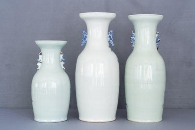 Trois vases en porcelaine de Chine en bleu et blanc et &agrave; fond c&eacute;ladon, 19&egrave;me