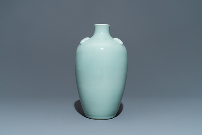 Een Chinese monochrome celadon vaas, Qianlong merk, 19/20e eeuw