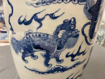 Trois vases en porcelaine de Chine en bleu et blanc et &agrave; fond c&eacute;ladon, 19&egrave;me