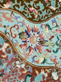 Un grand plat en porcelaine de Chine famille rose, marque de Qianlong, 19&egrave;me