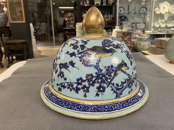 Un tr&egrave;s grand vase couvert en porcelaine de Chine famille rose &agrave; fond turquoise, 19&egrave;me