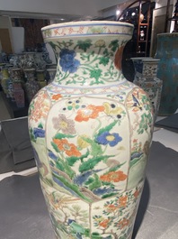 Une paire de vases en porcelaine de Chine famille verte &agrave; d&eacute;cor d'animaux mythiques, Kangxi