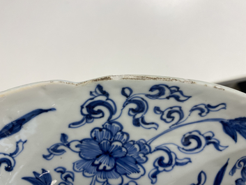 Een Chinese blauw-witte getorste schotel met feniksen en apen, Kangxi