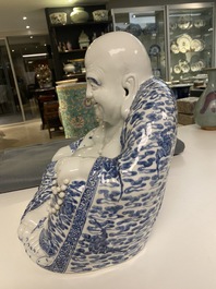 Une grande figure de Bouddha en porcelaine de Chine en bleu et blanc, marque de Fujian Huiguang, R&eacute;publique