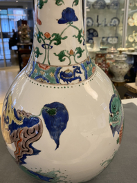 Un grand vase de forme bouteille en porcelaine de Chine famille verte &agrave; d&eacute;cor d'animaux mythiques, Kangxi