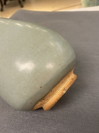 Un vase de forme 'yuhuchunping' &agrave; &eacute;mail junyao, probablement Yuan ou Song