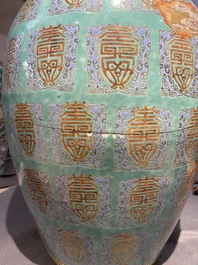 Een fijne Chinese famille rose 'Shou' vaas met onsterfelijken op turquoise fondkleur, Qianlong