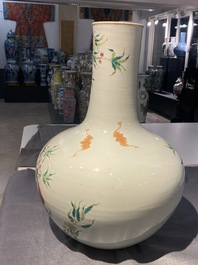 Un vase de forme 'tianqiu ping' en porcelaine de Chine famille rose &agrave; d&eacute;cor de neuf p&ecirc;ches, marque de Qianlong, 19&egrave;me