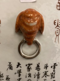 Un vase de forme 'cong' en porcelaine de Chine qianjiang cai, 19&egrave;me