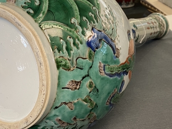 Un grand vase de forme bouteille en porcelaine de Chine famille verte &agrave; d&eacute;cor d'animaux mythiques, Kangxi