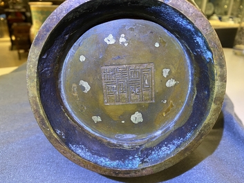 Un vase en bronze t&acirc;ch&eacute; d'or, marque de Qianlong, Qing