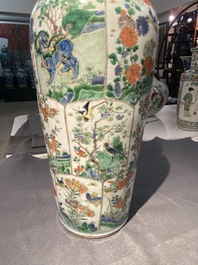 Une paire de vases en porcelaine de Chine famille verte &agrave; d&eacute;cor d'animaux mythiques, Kangxi