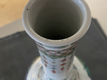 Un grand vase de forme bouteille en porcelaine de Chine famille verte &agrave; d&eacute;cor d'animaux mythiques, Kangxi