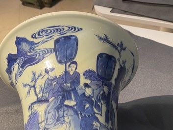 Un vase de forme 'gu' en porcelaine de Chine en bleu et blanc, Kangxi