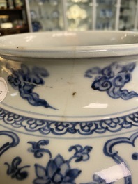 Een Chinese blauw-witte vaas met lotusslingers, Hongzhi