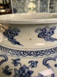 Un vase en porcelaine de Chine en bleu et blanc &agrave; d&eacute;cor de rinceaux de lotus, Hongzhi