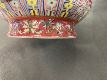 Un vase ajour&eacute; et tournant en porcelaine de Chine famille rose compos&eacute; de quatre pi&egrave;ces, marque de Qianlong, R&eacute;publique