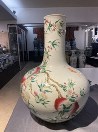 Un vase de forme 'tianqiu ping' en porcelaine de Chine famille rose &agrave; d&eacute;cor de neuf p&ecirc;ches, marque de Qianlong, 19&egrave;me