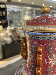 Un vase ajour&eacute; et tournant en porcelaine de Chine famille rose compos&eacute; de quatre pi&egrave;ces, marque de Qianlong, R&eacute;publique