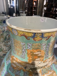 Een fijne Chinese famille rose 'Shou' vaas met onsterfelijken op turquoise fondkleur, Qianlong