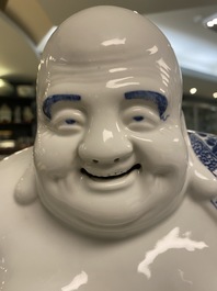 Een grote Chinese blauw-witte figuur van Boeddha, Fujian Huiguang merk, Republiek