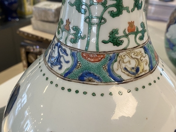 Un grand vase de forme bouteille en porcelaine de Chine famille verte &agrave; d&eacute;cor d'animaux mythiques, Kangxi