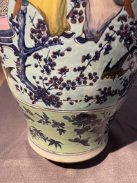 Un tr&egrave;s grand vase couvert en porcelaine de Chine famille rose &agrave; fond turquoise, 19&egrave;me