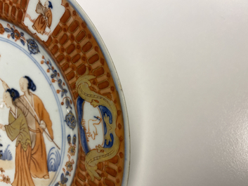 Une paire d'assiettes en porcelaine de Chine de style Imari &agrave; d&eacute;cor 'Dames au Parasol', Qianlong