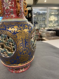 Un vase ajour&eacute; et tournant en porcelaine de Chine famille rose compos&eacute; de quatre pi&egrave;ces, marque de Qianlong, R&eacute;publique