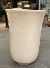 Une tasse en porcelaine de Chine blanc monochrome &agrave; d&eacute;cor anhua de pivoines, marque de Xuande, Kangxi