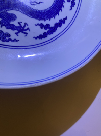 Un plat en porcelaine de Chine en bleu et blanc &agrave; d&eacute;cor d'un dragon, Qianlong