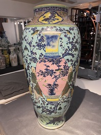 Un tr&egrave;s grand vase couvert en porcelaine de Chine famille rose &agrave; fond turquoise, 19&egrave;me