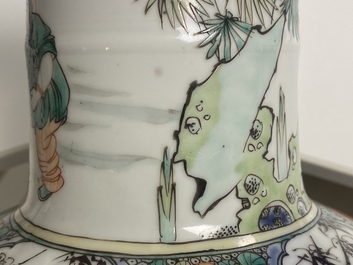 Un vase de forme rouleau en porcelaine de Chine famille verte, Kangxi