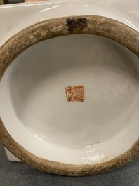 Un vase de forme 'cong' en porcelaine de Chine qianjiang cai, 19&egrave;me